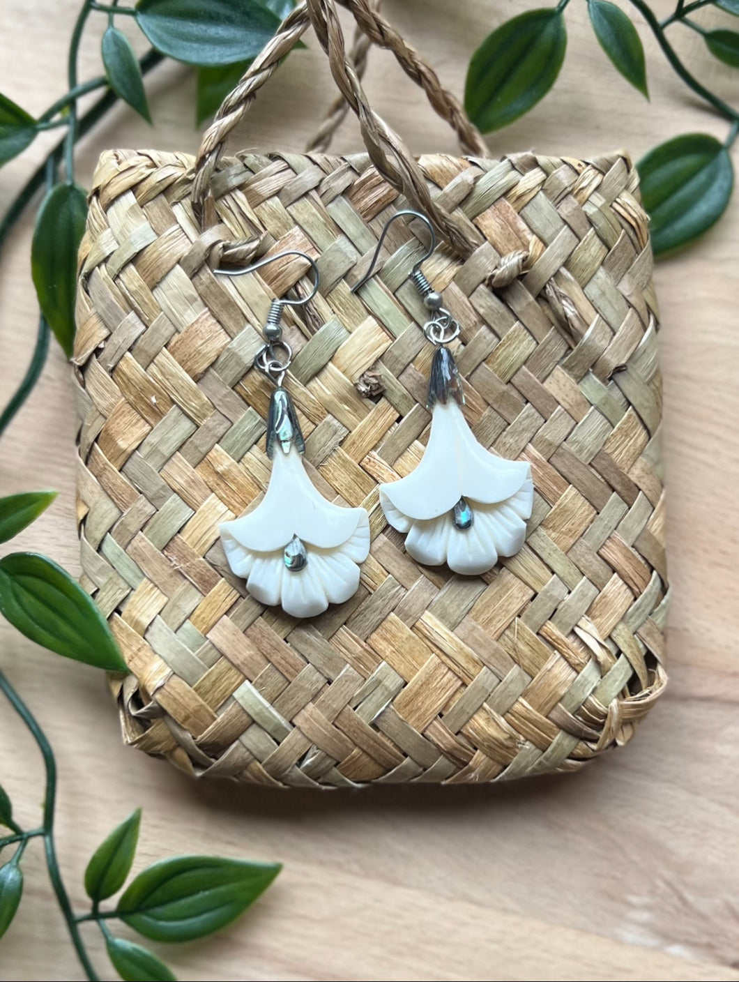 Putiputi/Flower Earrings with Pāua