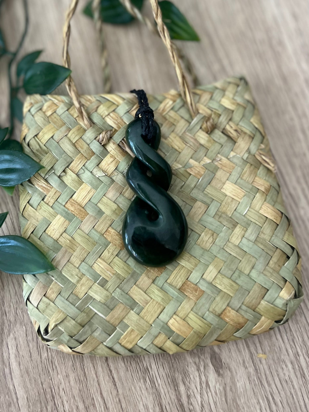 Pikorua Pounamu (Double Twist Greenstone) 6cm