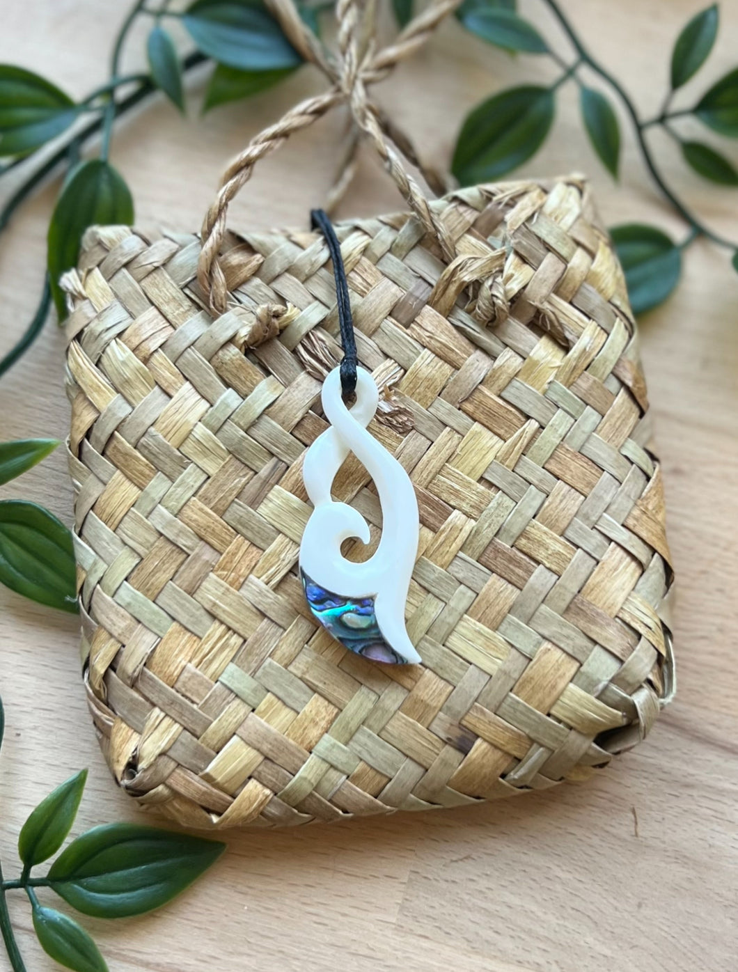 Pikorua (Twist) with Pāua