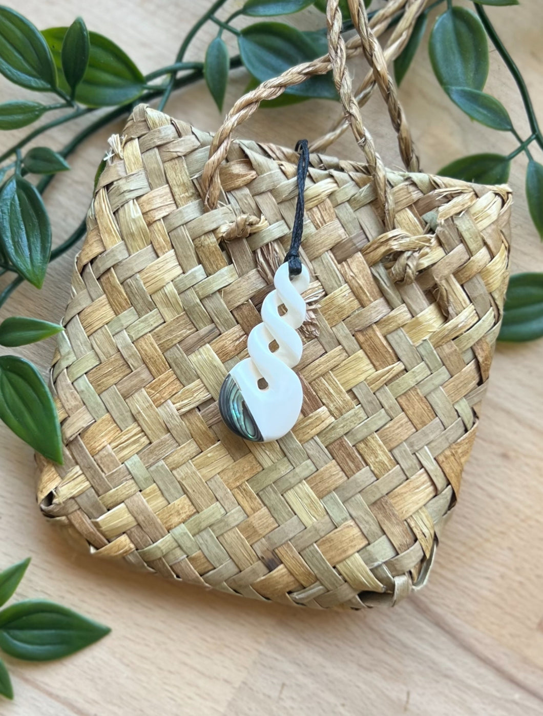 Pikorua (Twist) Pendant with Pāua