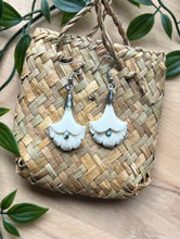 Load image into Gallery viewer, Putiputi/Flower Earrings with Pāua
