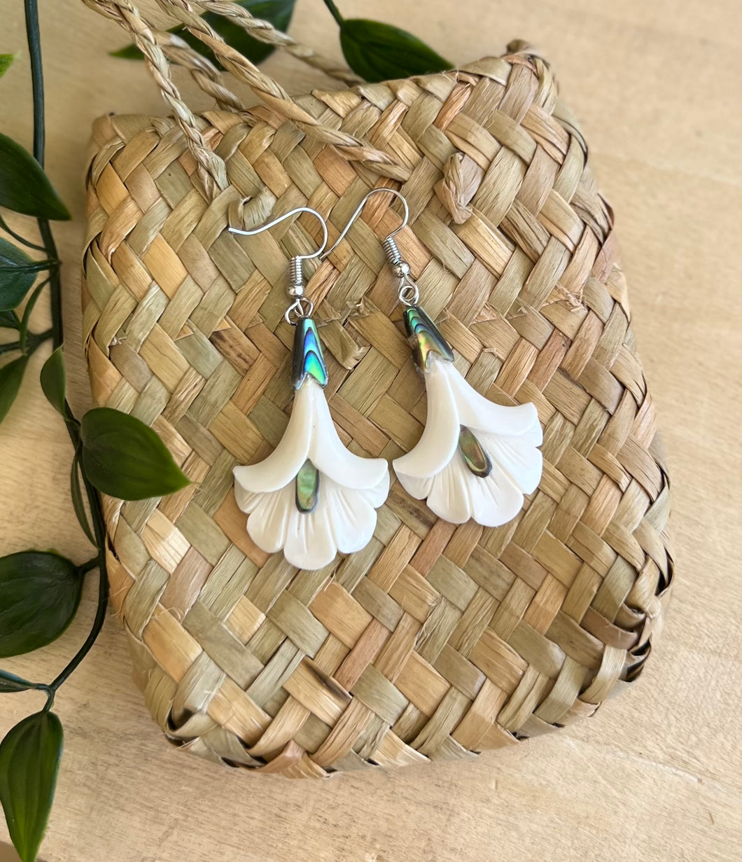 Putiputi/Flower Earrings with Pāua